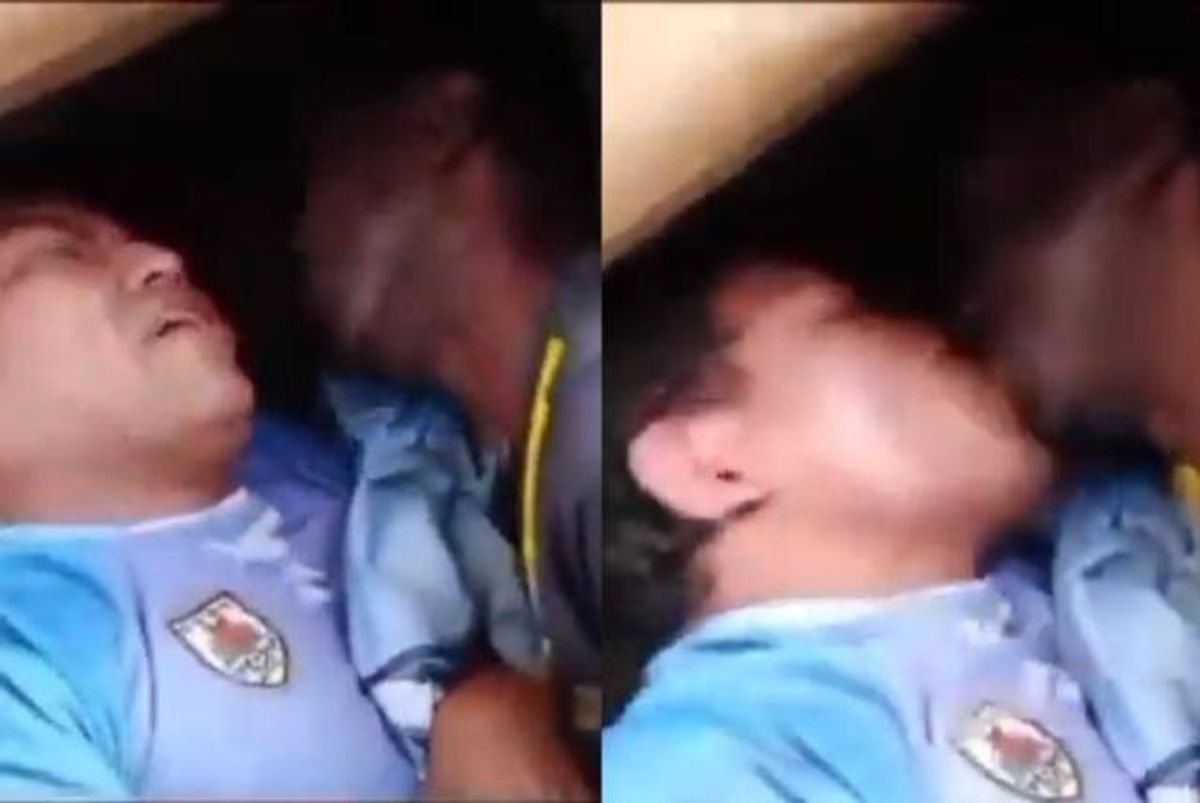 Video | Dos hombres capturados dijeron ser pareja y los policías los obligaron a besarse