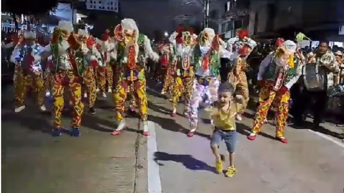 video-nino-se-roba-la-atencion-con-su-baile-en-la-guacherna-del-carnaval-de-barranquilla