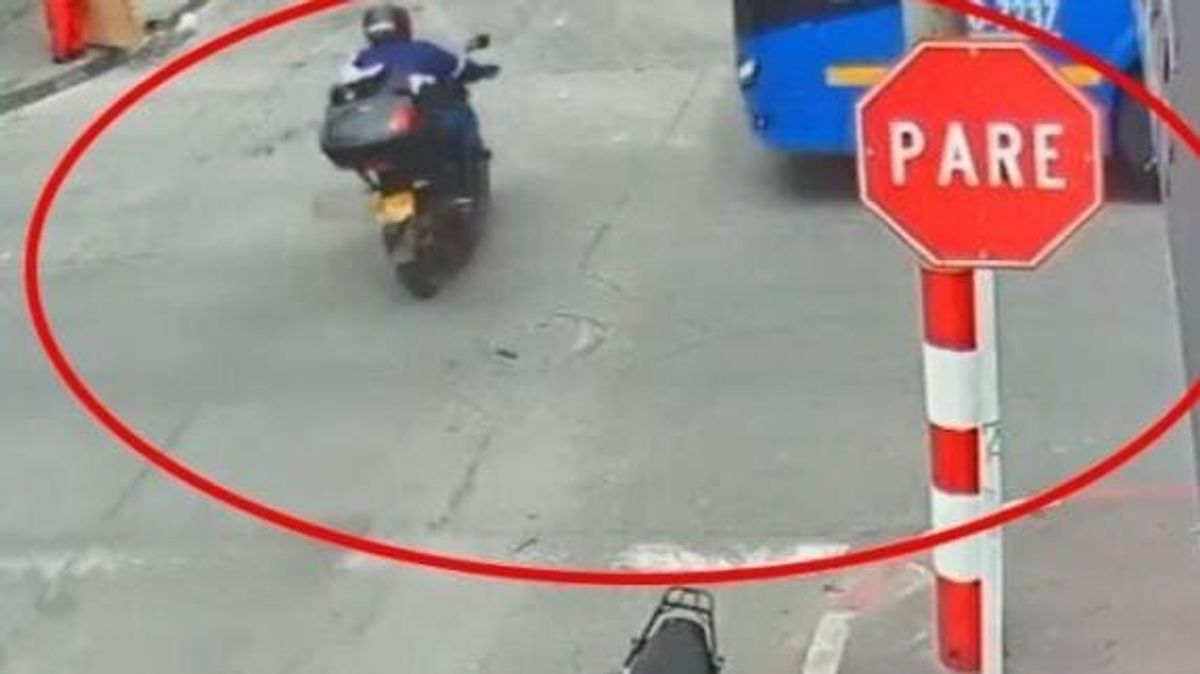 Video | Motociclista que omitió el ‘Pare’ fue violentamente arrollado por un bus del SITP