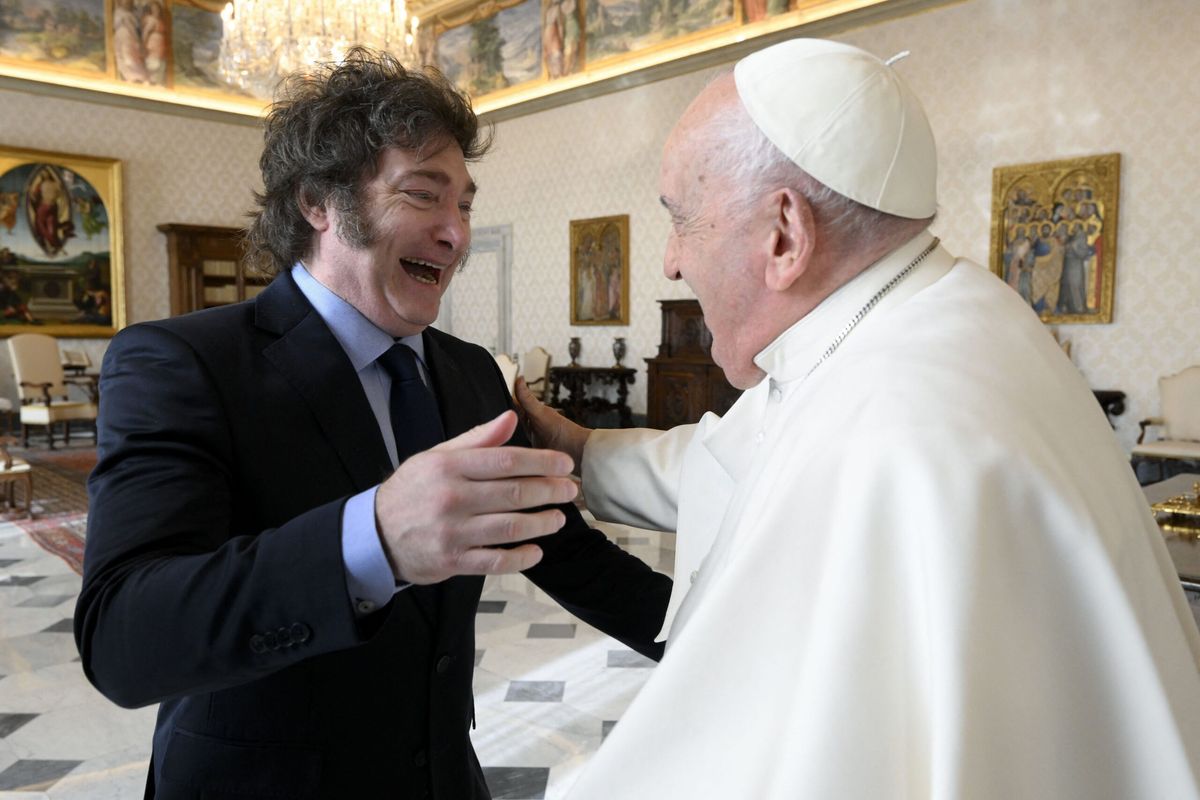Milei se reunió una hora con el papa Francisco y le regaló alfajores y galletas de limón