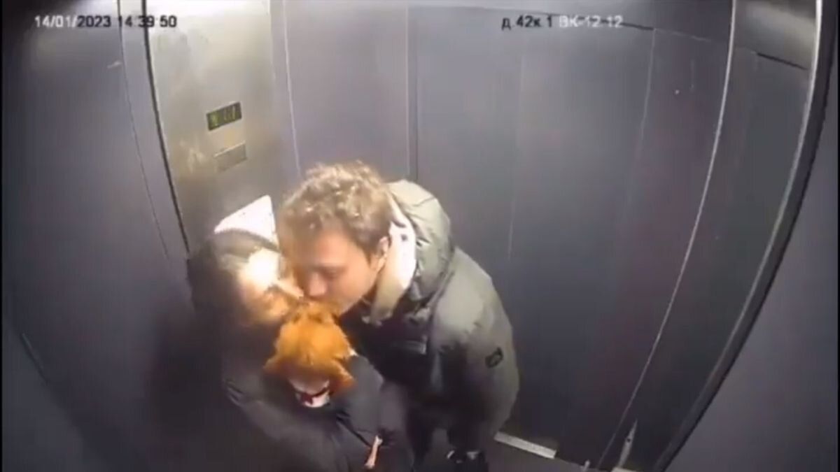 Viral | "Soñé contigo": perrito besando a pareja en ascensor enternece redes sociales
