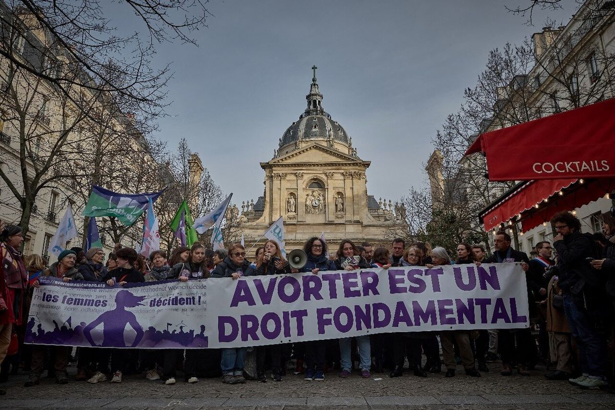 Francia se convierte en primer país en garantizar el aborto en su Constitución