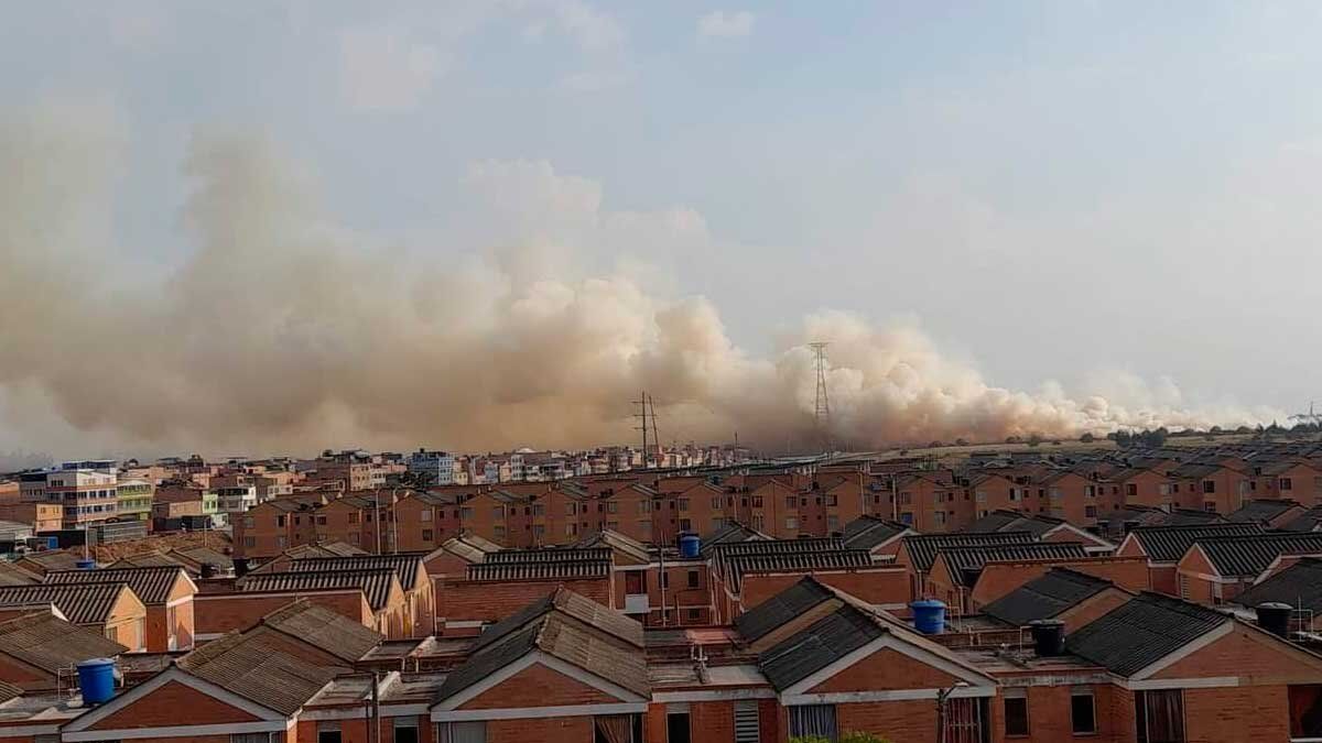 Bomberos controlan una “quema de pastos” en el sur de Bogotá que llena la ciudad de humo