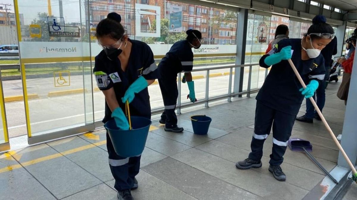 La verdad sobre supuesta foto de empleadas limpiando estación de TransMilenio “tras el 8M”