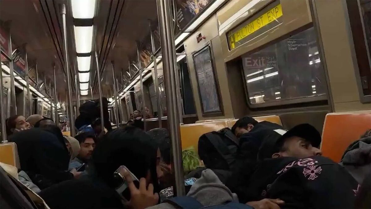 Pelea en metro de Nueva York desata un tiroteo: le disparan a un hombre con su propia arma
