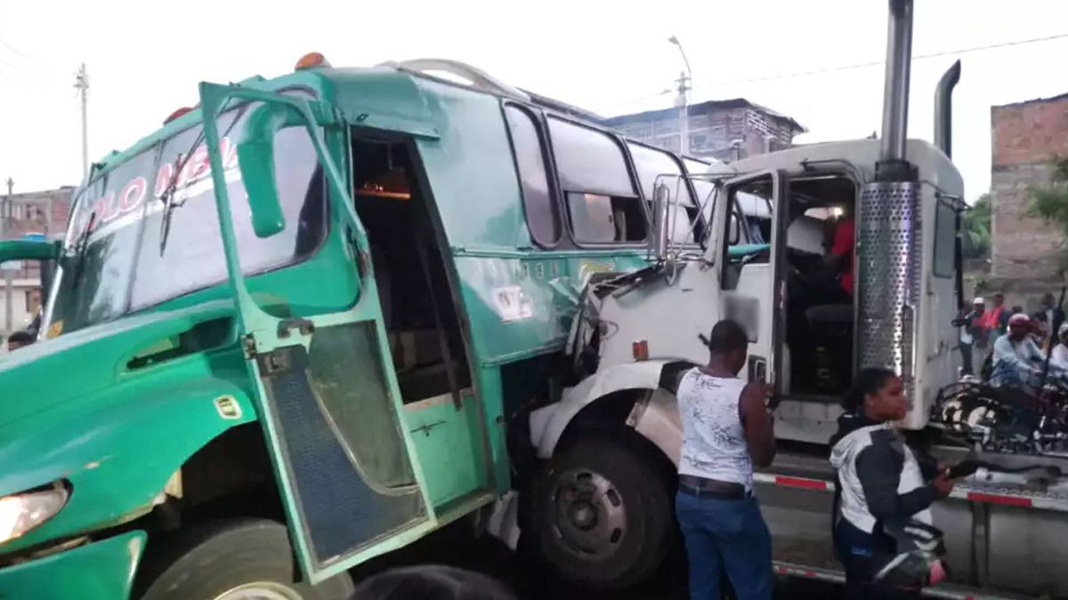 Un bus escolar se estrelló con un tren cañero en Valle: hubo 16 heridos, todos menores