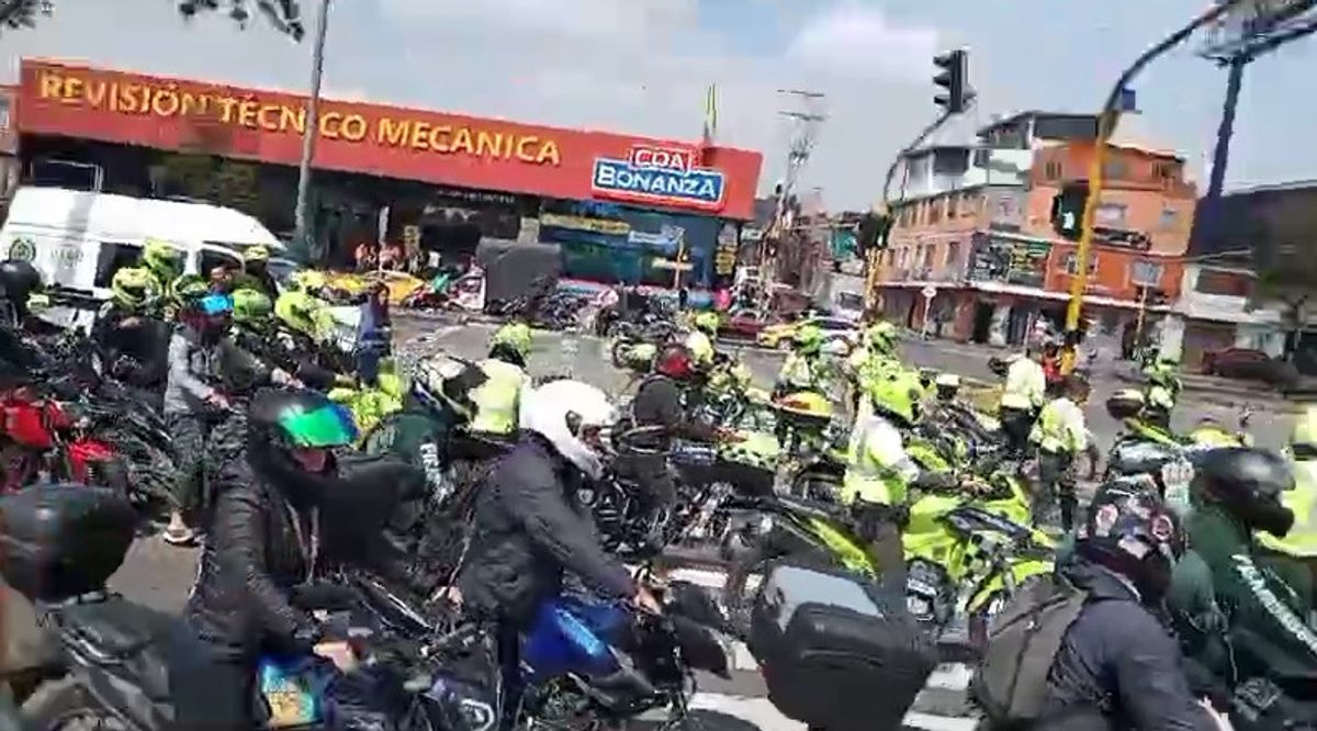 Protesta de motociclistas en Bogotá: calle 80 paralizada y enfrentamientos con la Policía