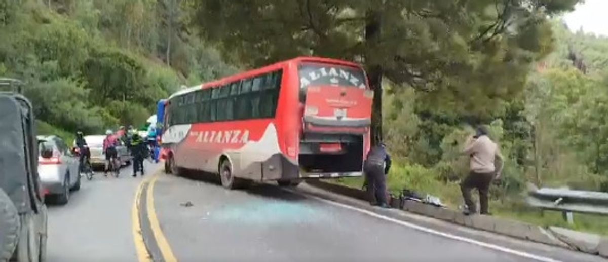 Fuerte accidente de tránsito, vía Bogotá – La Calera, fue entre dos buses y un carro