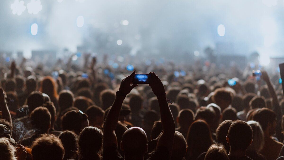 Video | Empresario casado es captado en una presunta infidelidad en pleno concierto