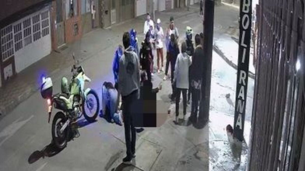 En video quedó registrado impactante riña en Bogotá que dejó dos muertos Estos son los detalles de lo que habría causado la violenta riña en bolirana de Bogotá que terminó en tragedia.