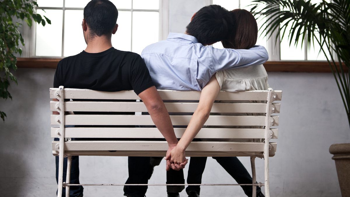 Así fue como una joven engañó a veinte hombres para comprarse una casa