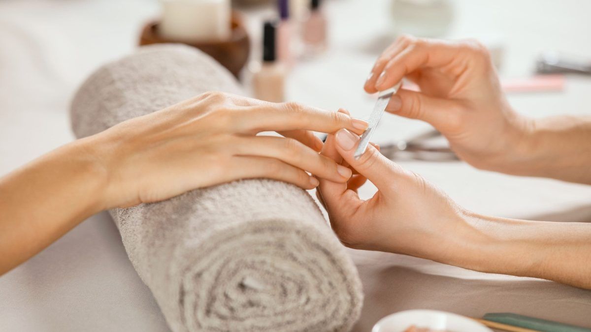 En video quedó registrado el brutal ataque de una exjefa contra manicurista